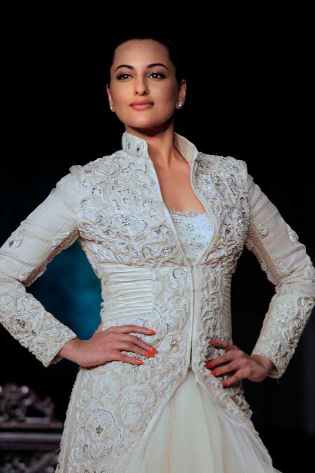 Sonakshi Sinha In White Dress Old Hd Wallpaper Actresshdwallpapers