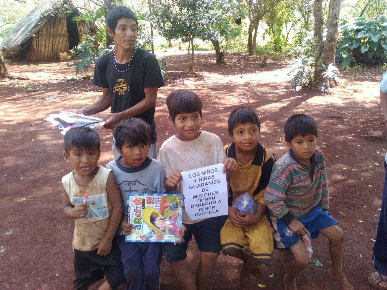Ayuda a crear bibliotecas en aldeas de la selva misionera