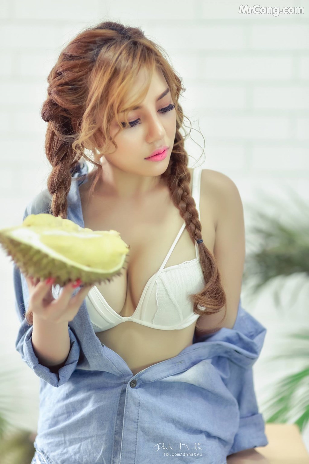 Mon 2K (Tran Ngoc Anh) poses sexy with durian fruit (15 photos)