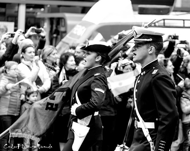 Canto Abanderado y escolta desfilando en el Bicentenario de la Independencia Argentina en Buenos Aires