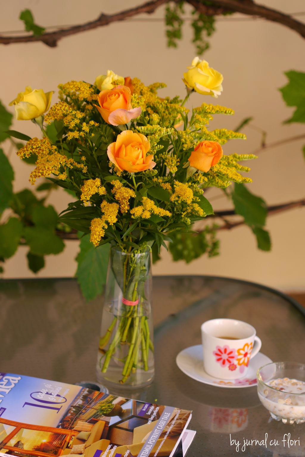 buchet cu flori de gradina si cafea