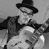 Elvis Costello cancela turnê após câncer agressivo ser diagnosticado