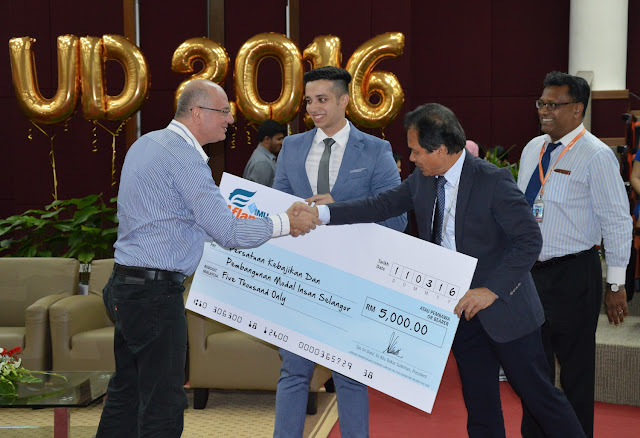 Mr. Mark Bayoud, a representative from Persatuan Kebajikan Dan Pembangunan Modal Insan Selangor (left) receiving the RM5,000 fund from Prof Abdul Aziz Baba, Vice Chancellor of IMU Education (right) together with Auleep Ganguly (second from left). 