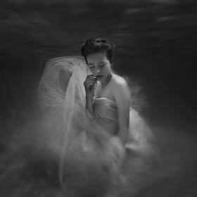 09-Taylor-Catalina-Jenna-Martin-Surreal-Photographs-with-Underwater-Shots-www-designstack-co