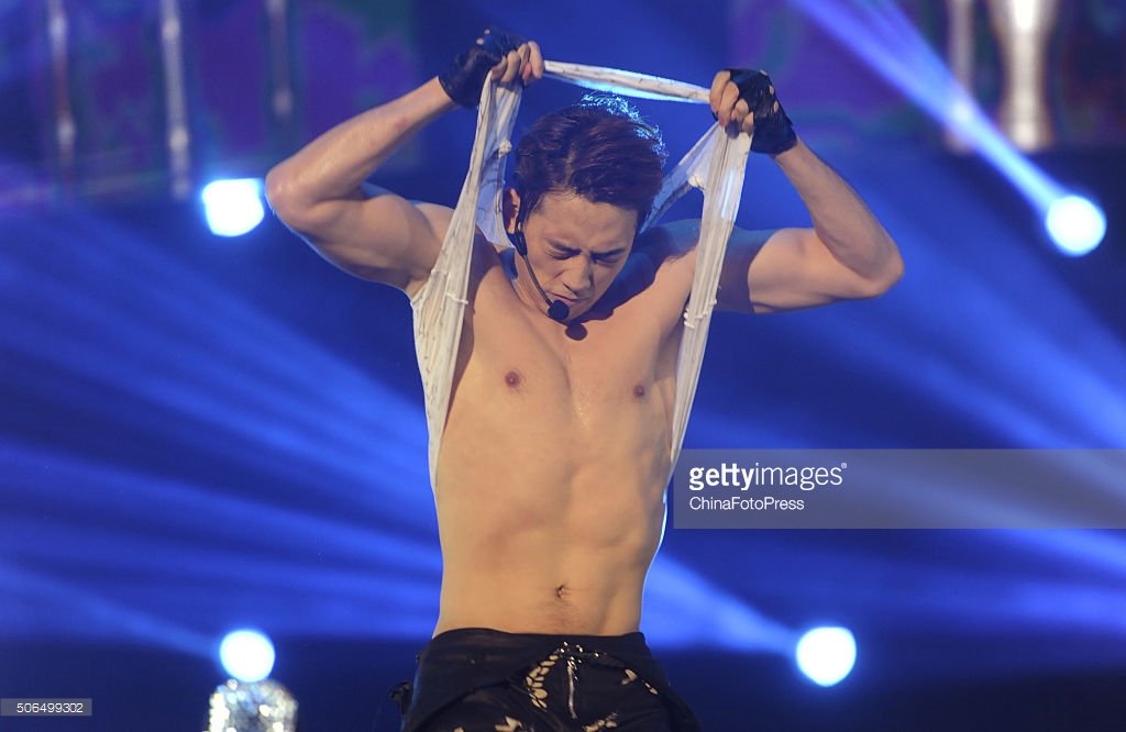 http://4.bp.blogspot.com/-FaYKKWqLSYc/VqXRIciaNlI/AAAAAAABQuc/AEVHhNIuhMU/s1600/south-korean-singer-rain-performs-onstage-during-his-concert-the-picture-id506499302.jpg