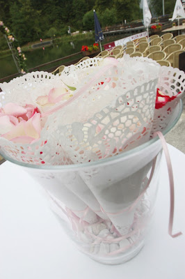 Spitzen-Tüten mit Rosenblättern zum Streuen Spitzen-Tüten mit Rosenblättern zum Streuen