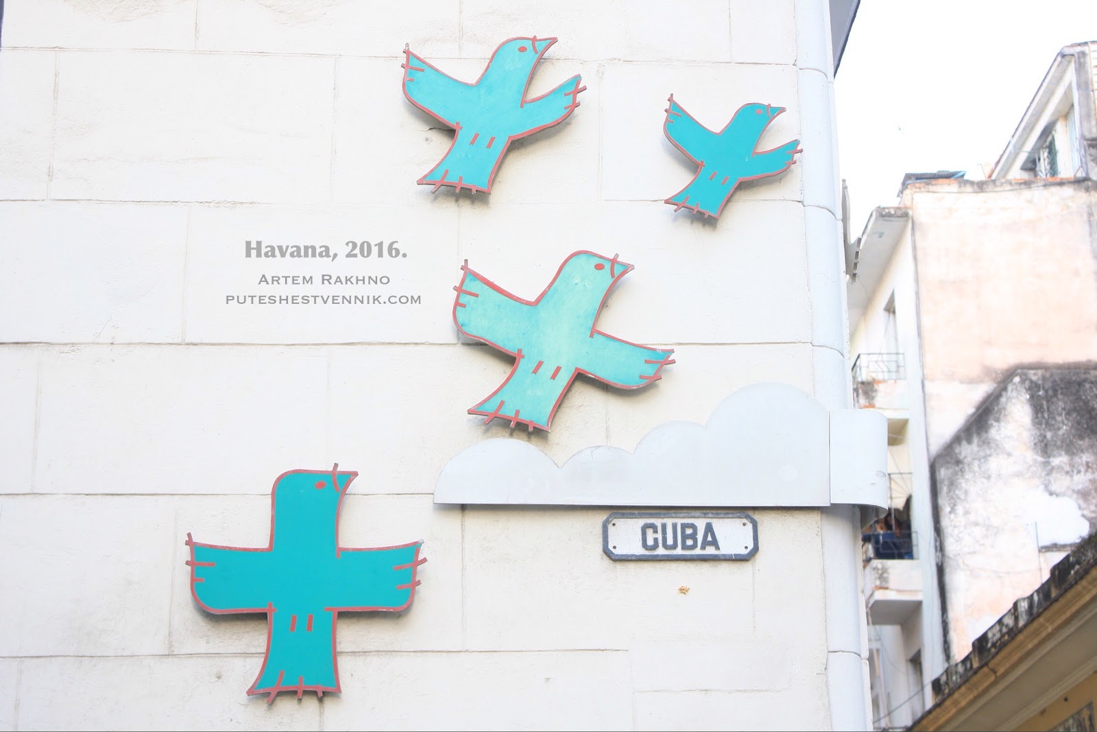Птички на стене дома в Гаване