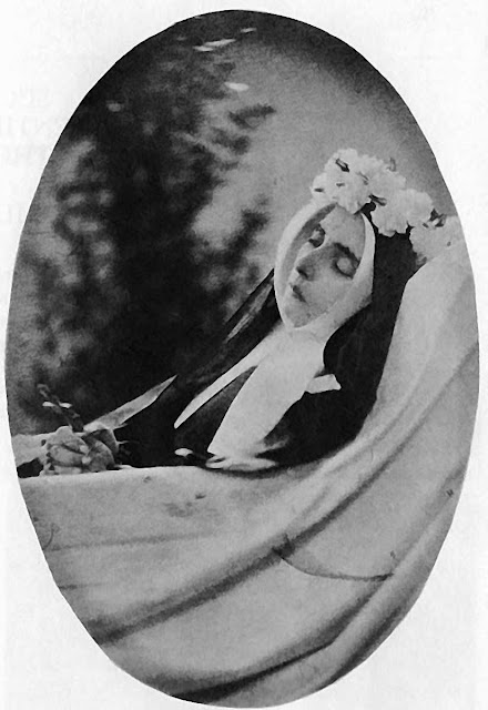 Santa Bernadette em seu velório, abril 1879, Nevers