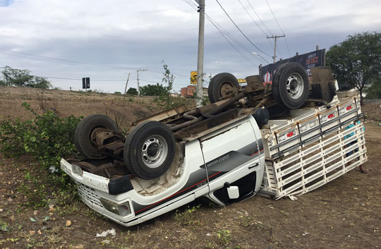 Jovem capota caminhonete na BA-120 Jovem capota caminhonete na BA-120