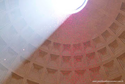 Chuva de pétalas no Pantheon, guia brasileira em Roma