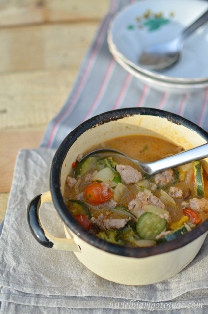 Włoska zupa z mięsem mielonym i warzywami 