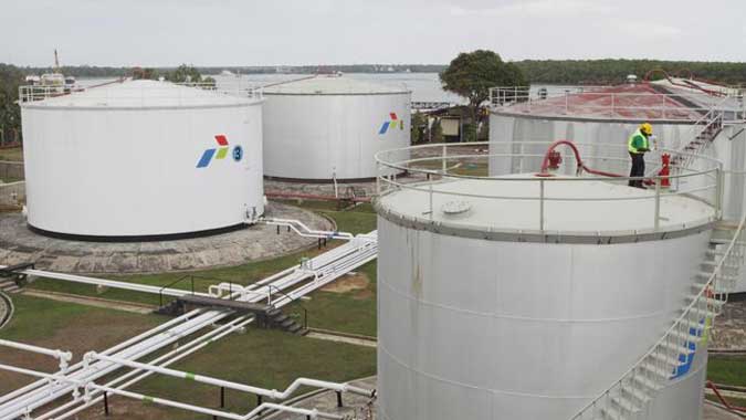 Stok BBM Di Maluku Aman Ambon, Malukupost.com - PT. Pertamina Ambon menyatakan, stok bahan bakar minyak (BBM) yakni premium, pertamax, pertalite, kerosene, solar dan minyak tanah cukup aman untuk memenuhi kebutuhan masyarakat di Maluku, terutama umat Islam yang akan merayakan Idul Fitri 1438 Hijriah. "Stok berbagai jenis BBM tersebut cukup banyak. Premium bisa mengisi permintaan hingga 12 hari kedepan," kata Sales Penjualan Retail IV Pertamina Ambon, Mahdi Syafar di Ambon, Senin (19/6). Sedangkan, pertamax persediaan untuk 30 hari kedepan, pertalite delapan hari serta kerosene sembilan hari dan solar 11 hari kedepan.
