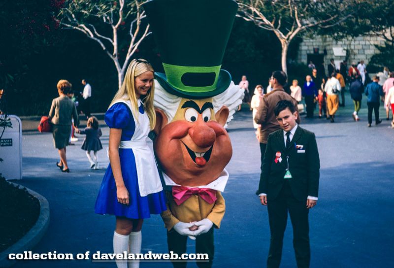 25 Vintage Color Photos Of Terrifying Disneyland Mascots