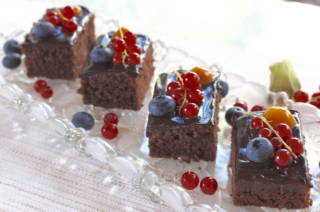 Saftiger Zucchinikuchen mit Zartbitterganache und Sommerbeeren Saftiger Zucchinikuchen mit Zartbitterganache und Sommerbeeren