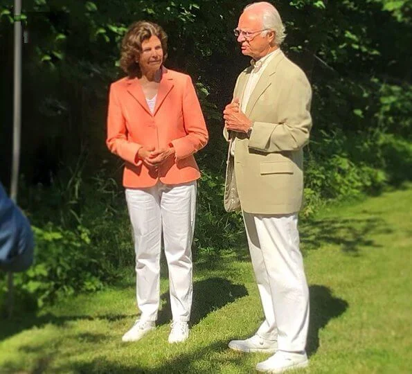 King Carl Gustaf opened the Themed Gardens 2020 competition during a ceremony in the grounds of Solliden Palace. Queen Silvia