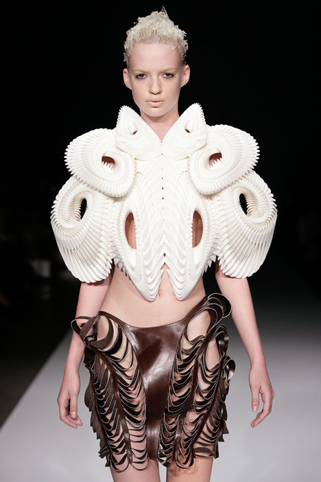 Flexible Fashion: Designer: IRIS VAN HERPEN