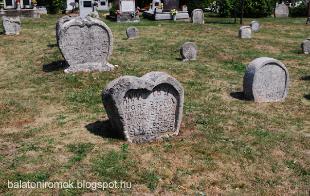 Több szív alakú sírkő Balatonudvariban