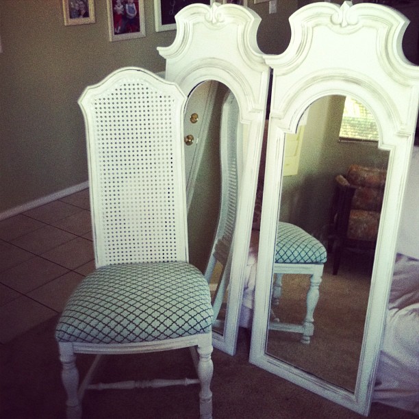 Apples 4 Bookworms The Mirrors & Chair!