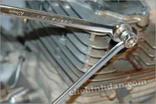 Thay ốc bị rỉ sét