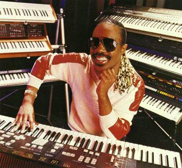 Stevie Wonder Foto de Stevie Wonder rodeado de órganos