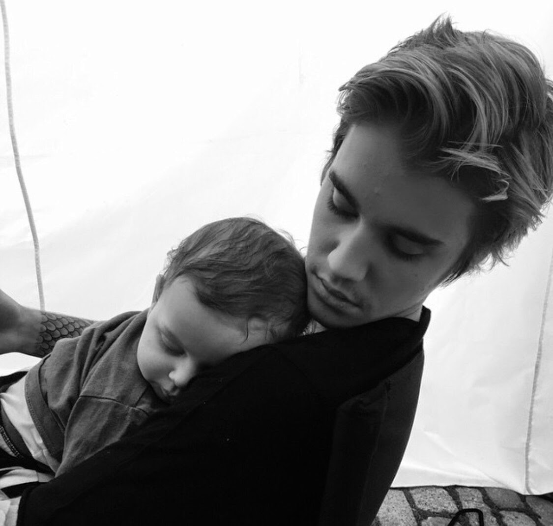 ¡Nueva foto de Justin con el hijo de Allison Kaye! ~ Justin Bieber Noticias