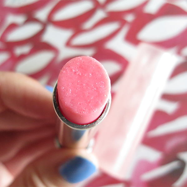 Detail shot of sugar granules in Dior Addict Lip Sugar Scrub