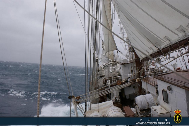 El buque escuela ‘Juan Sebastián de Elcano’ cruza a vela el Atlántico Norte por primera vez en su historia.