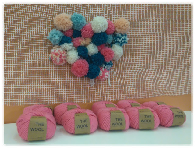 Fresque pompons salon CSF stand We Are Knitters