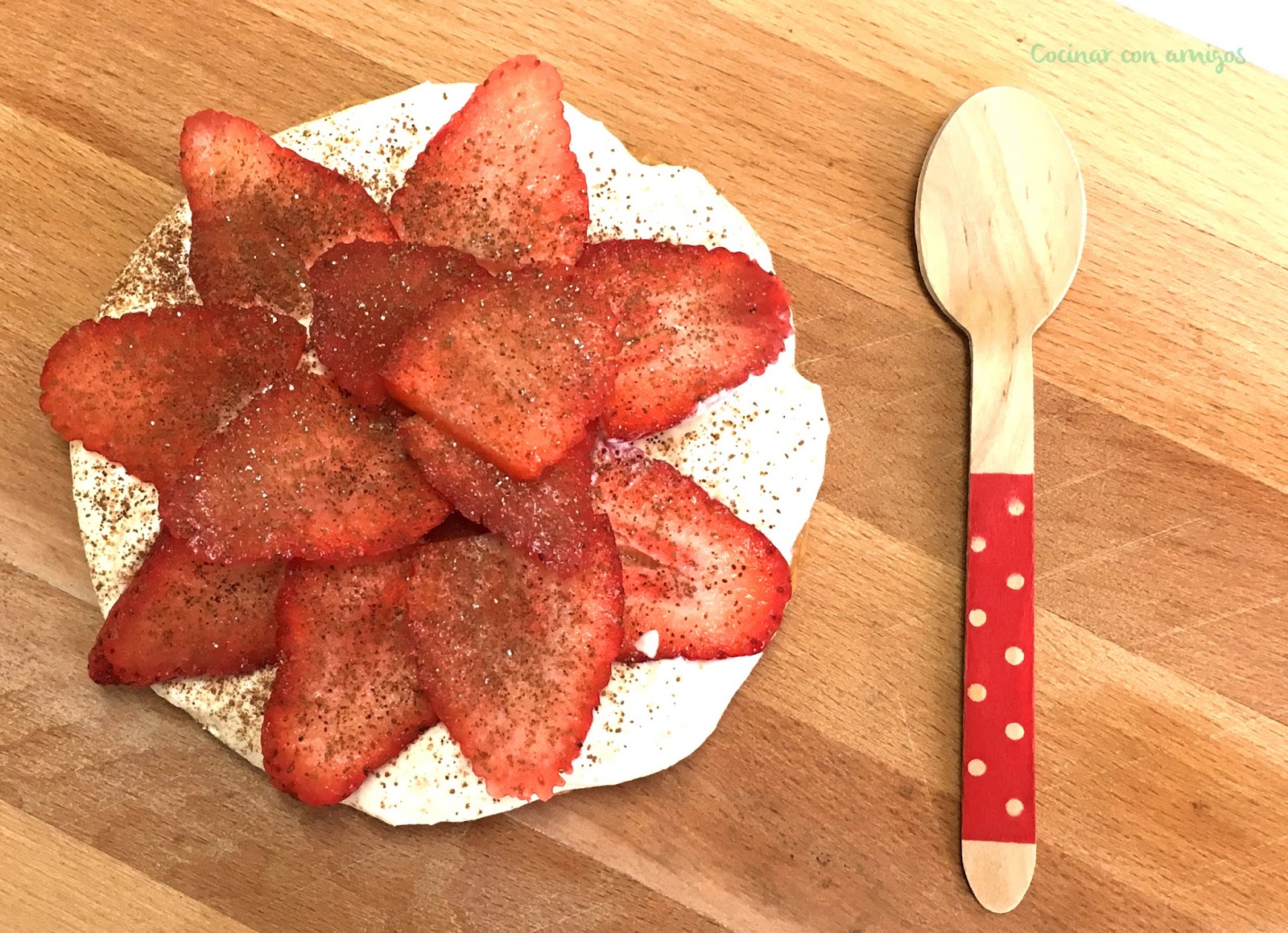 Tarta de hojaldre con fresas y chocolate blanco