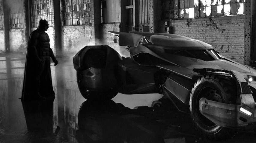 バットマンvsスーパーマン バットマンとバットモービルの新たなモノクロ写真