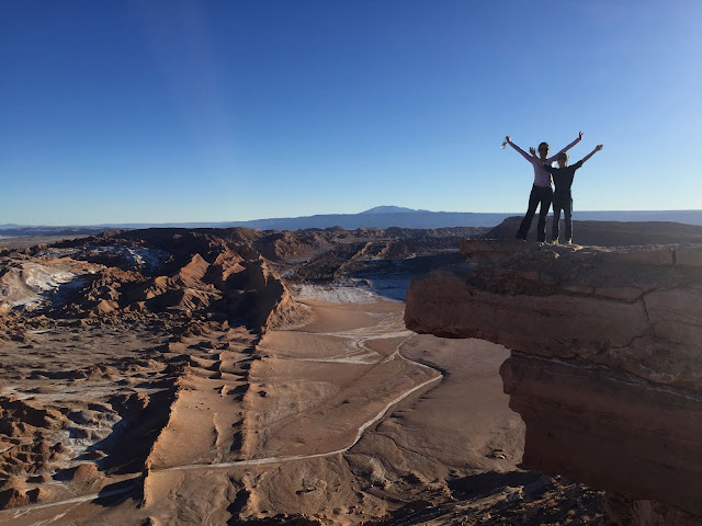 Uma de nossas fotos sobre a Pedra del Coyote, no Valle de la Luna Uma de nossas fotos sobre a Pedra del Coyote, no Valle de la Luna