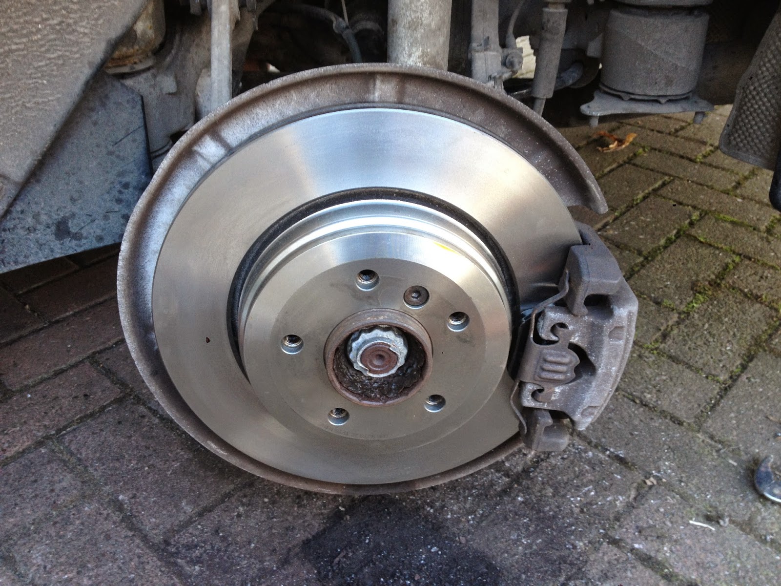 Beemer Lab: E60: Replacing all Brake Discs and Pads.