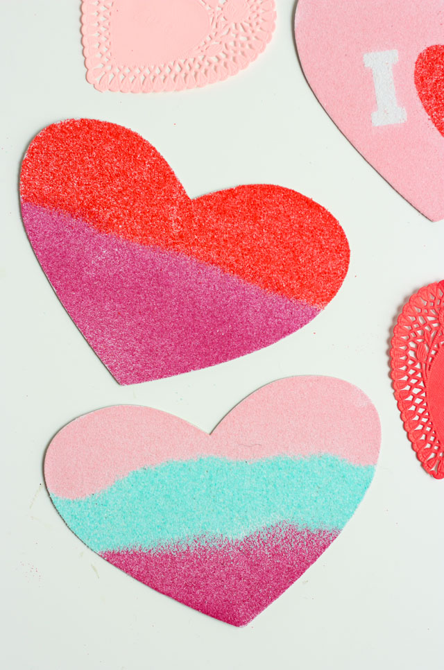 Make sand art valentines with this simple trick! #valentinecards #sandart #valentinecrafts Make sand art valentines with this simple trick! #valentinecards #sandart #valentinecrafts
