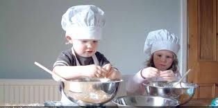 إليكى 10 خطوات لتعليم أطفالك فن الطهي