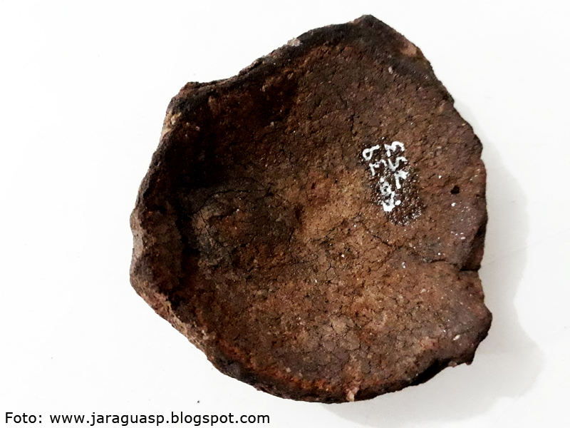Base côncava de vasilha encontrada no Sítio Jaraguá I Base côncava de vasilha encontrada no Sítio Jaraguá I