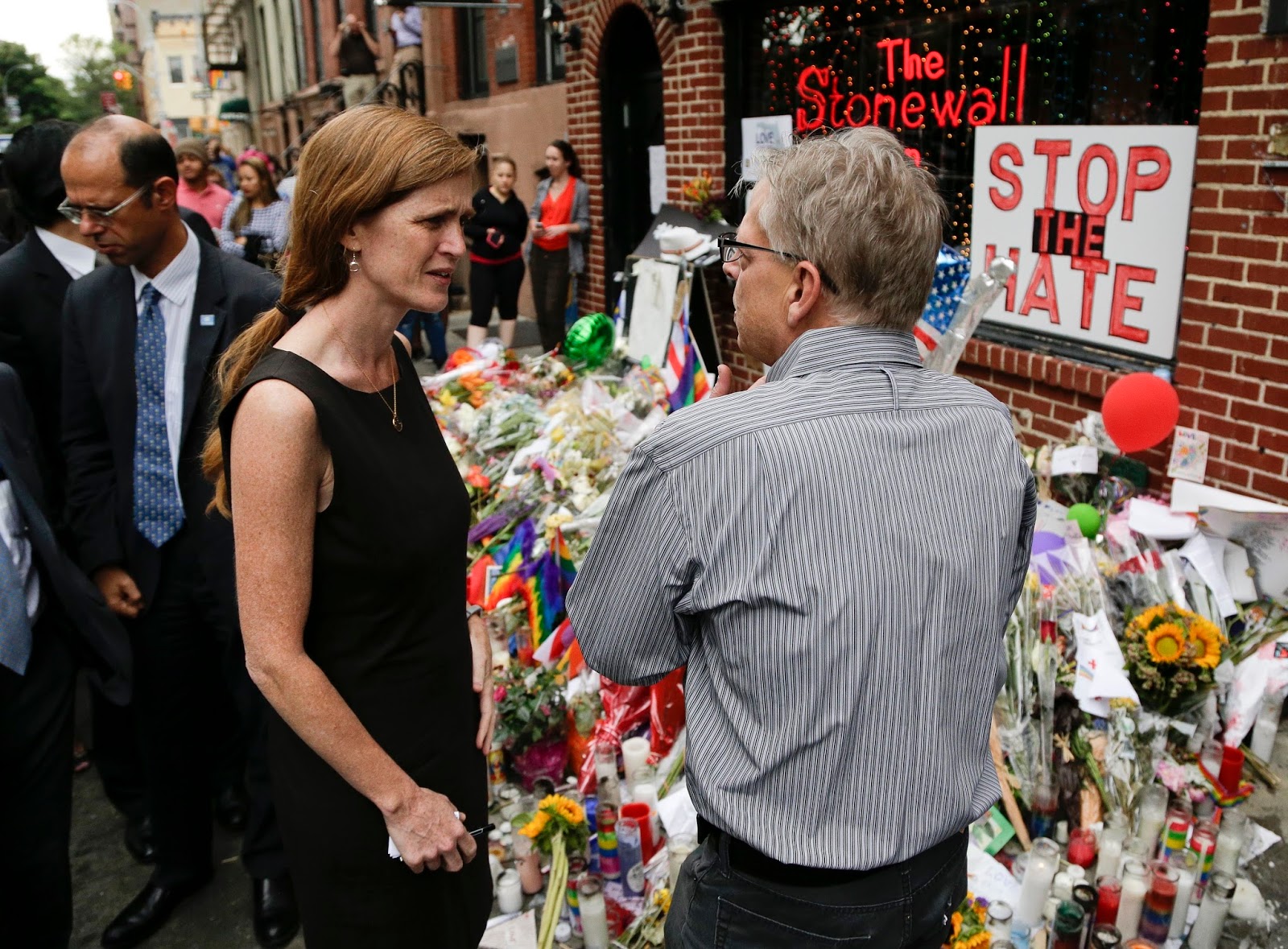 Embaixadores da ONU se reúnem em Stonewall Inn após massacre em Orlando Embaixadores da ONU se reúnem em Stonewall Inn após massacre em Orlando
