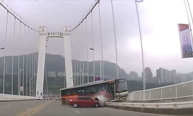 بالفيديو شجار بين سيدة وسائق حافلة يتسبب بحادث مأساوي في الصين!