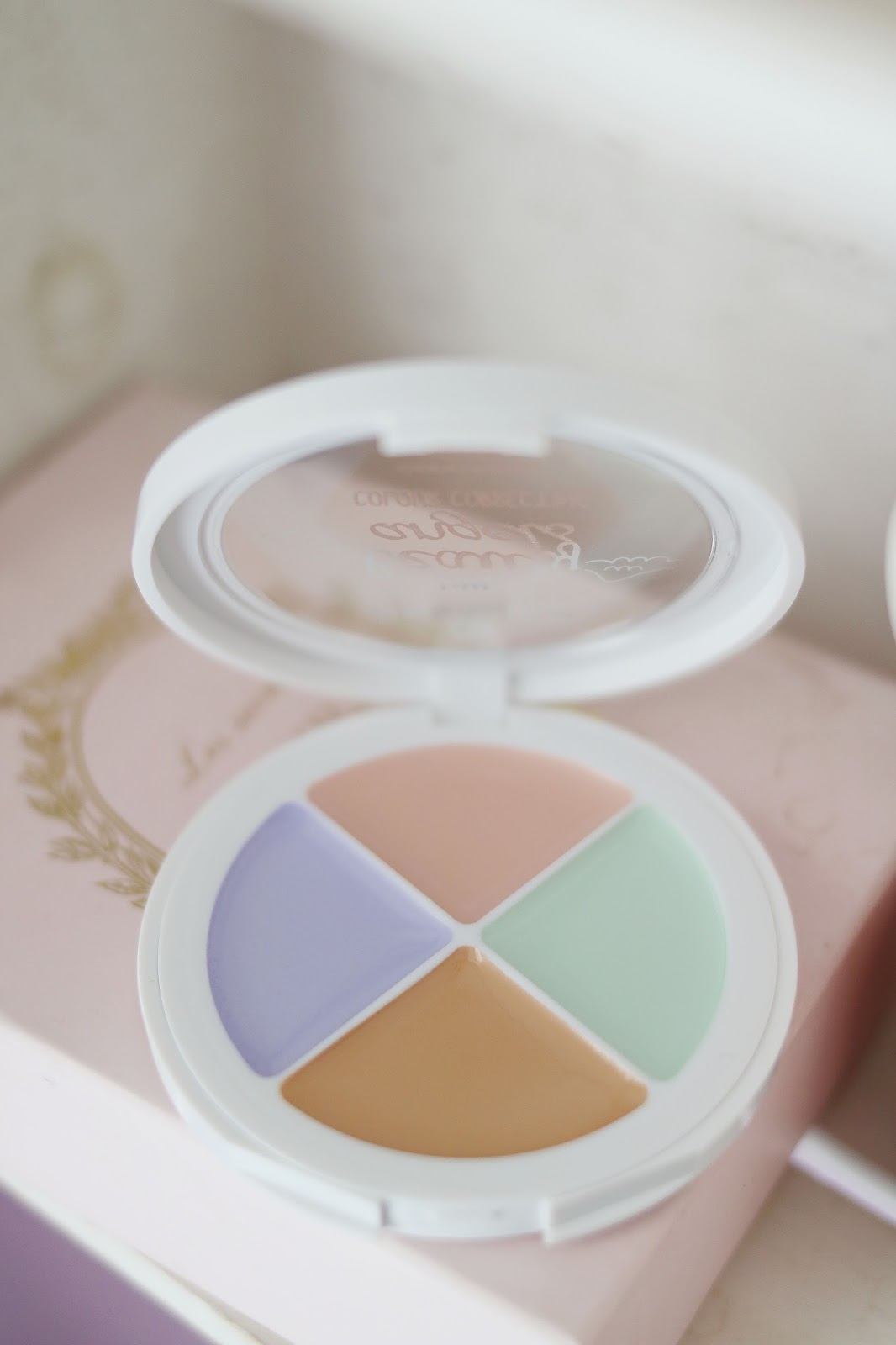 My Little Beauty Angels , Colours Correcting , Essence Cosmétiques , Essence , Blog beauté , Paris , Rose Mademoiselle , Rosemademoiselle , revue , swatch , avis , multicolour matt pearls , concealer palette , couleurs correctrices , teint parfait ,