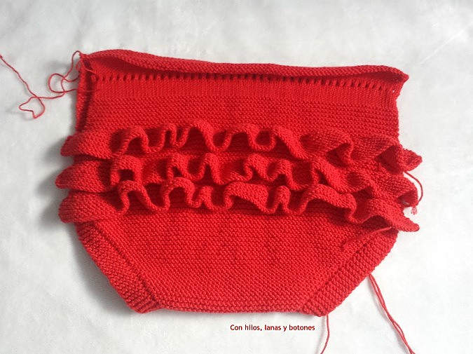 Con hilos, lanas y botones: Braguita de punto con volantes en el culete (patrón gratis)