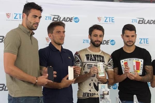 Los Jugadores del Sevilla FC presentan el smartphone ZTE Blade V8