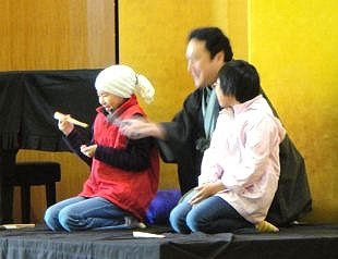 三遊亭楽春の学校での講演会(落語鑑賞会)の落語体験コーナーの風景です。 三遊亭楽春の学校での講演会(落語鑑賞会)の落語体験コーナーの風景です。