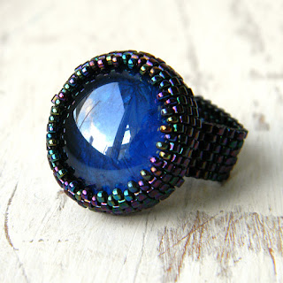 Бисерное кольцо с синим стеклянным кабошоном - оригинальное кольцо
