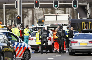 Ataque a tiros deixa três mortos e cinco feridos na Holanda Ataque a tiros deixa três mortos e cinco feridos na Holanda