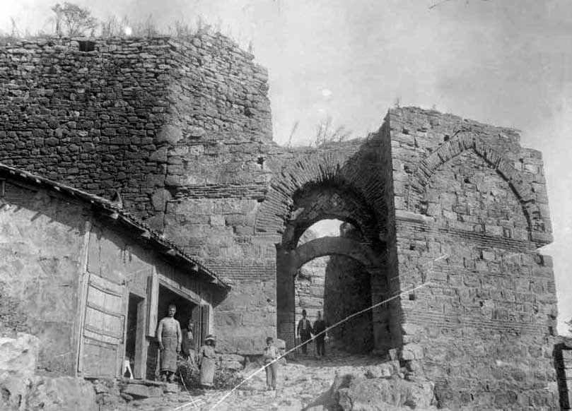Παλιά φωτογραφία που απεικονίζει μια από τις εισόδους του κάστρου