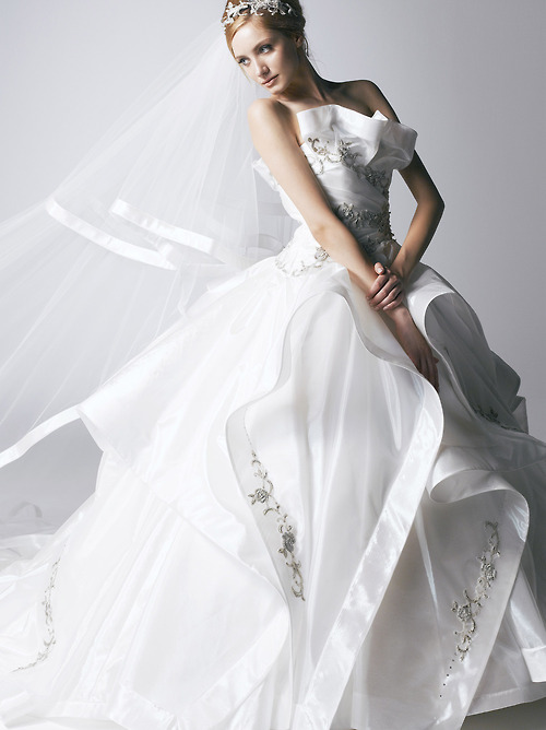 Fabulous details on this Yumi Katsura wedding dress