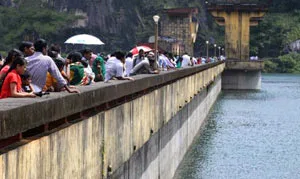 Idukki, Kerala, Visitors, Report, Travel & Tourism, Filled to its brim, Idukki dam woos tourists