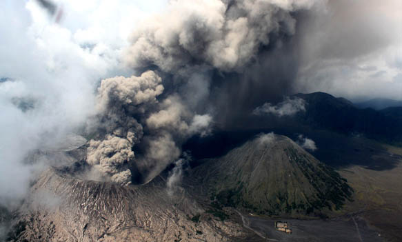 Breaking News!! Gunung Bromo Erupsi, Statusnya Kini Waspada