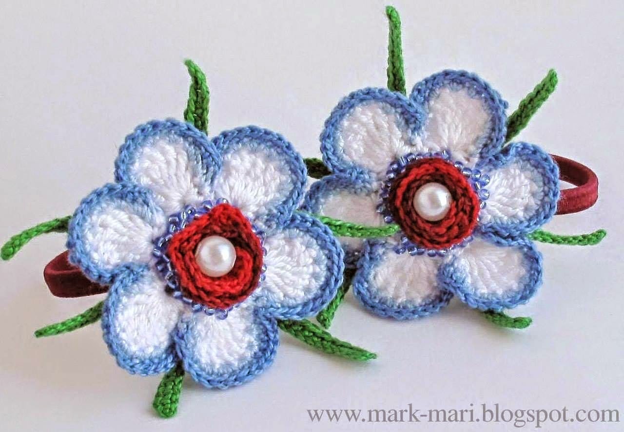 Flores en tres colores tejidas al crochet decoradas con perlas - con diagrama y paso a paso 