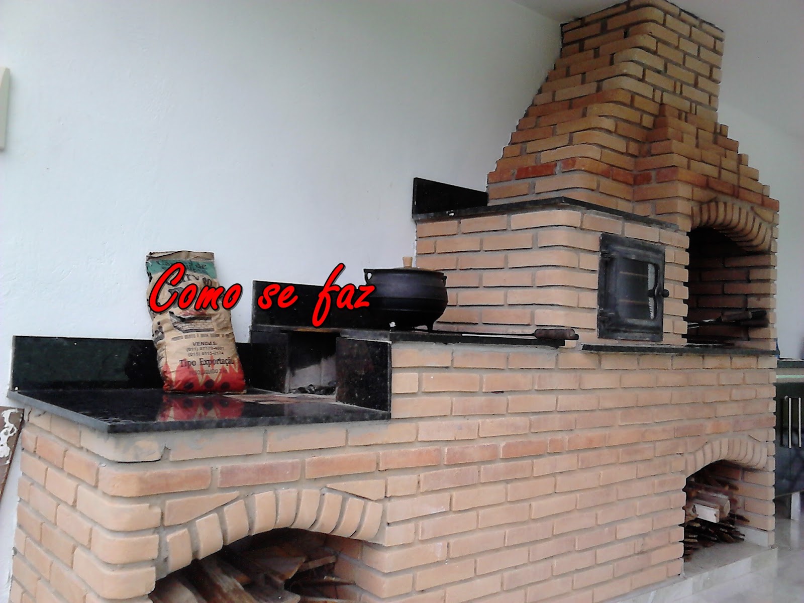 Fogão a lenha com forno de ferro fundido e churrasqueira.