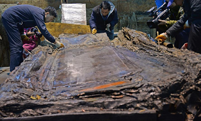 External coffin lid of 2,000-yr-old Chinese tomb opened External coffin lid of 2,000-yr-old Chinese tomb opened